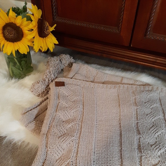 Bee & Willow Other - Bee & Willow 74"x60" Classic Cable Knit Throw Blanket Pompom Tassels on Corners